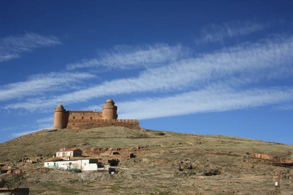 Vistas del Castillo de la Calahorra en la Comarca de Guadix, joya del REnacimiento español y excursión cultural imprescindible para los huéspedes de Casa Cueva en Graena, Granada.