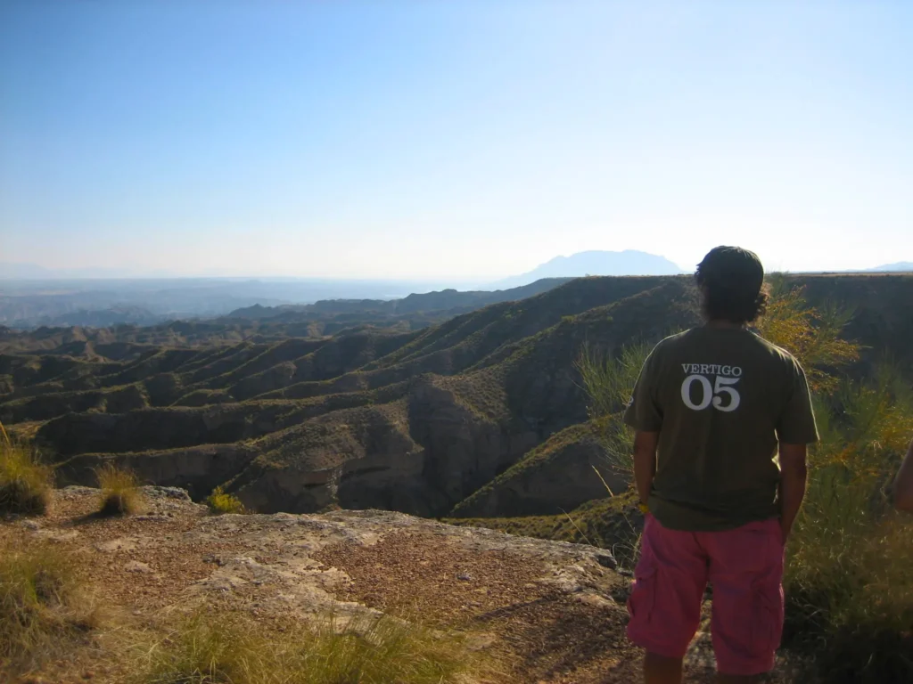 Mirador con espectaculares vistas a los cañones y badlands del Geoparque de Granada en la Comarca de Guadix, experiencia recomendada para huéspedes de la casa cueva turística Casa Cuevaa Alhama en Graena.