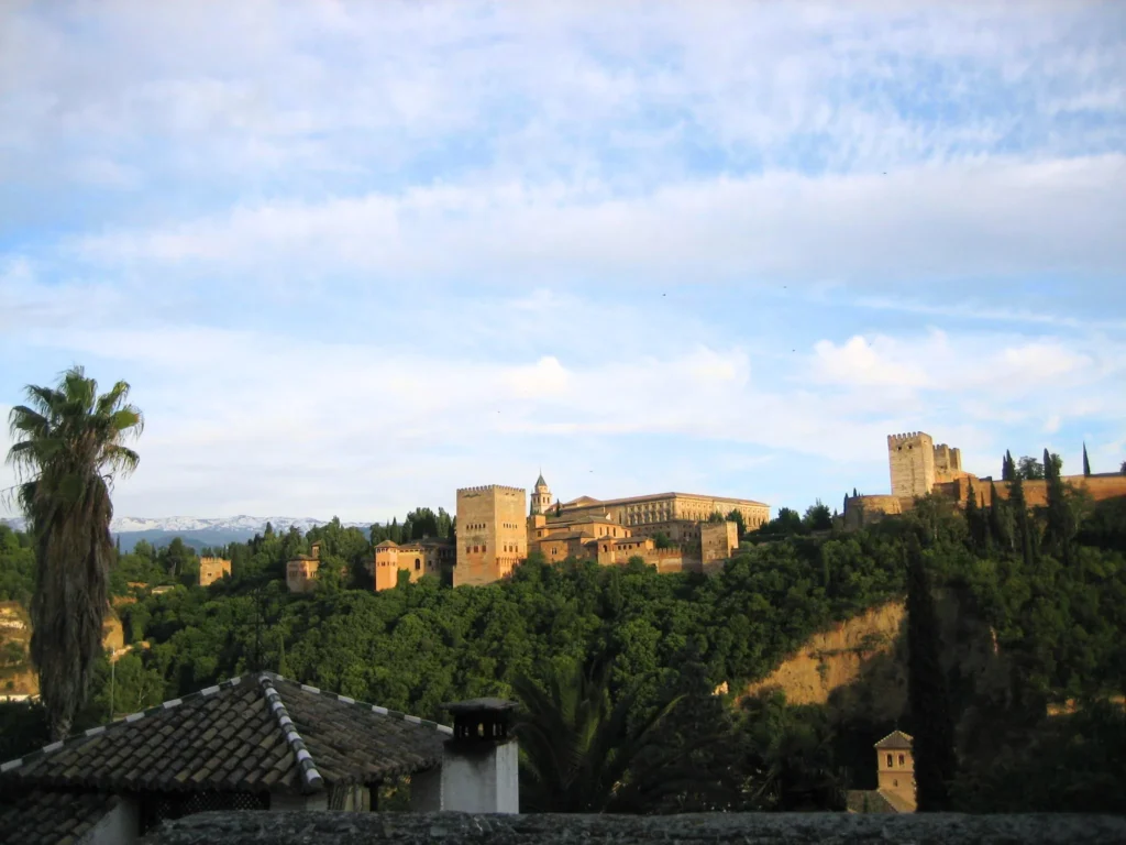 Vista panorámica del conjunto monumental de la Alhambra de Granada, excursión cultural a solo 40 minutos en coche desde el alojamiento rural Casa Cueva Alhama en Graena.
