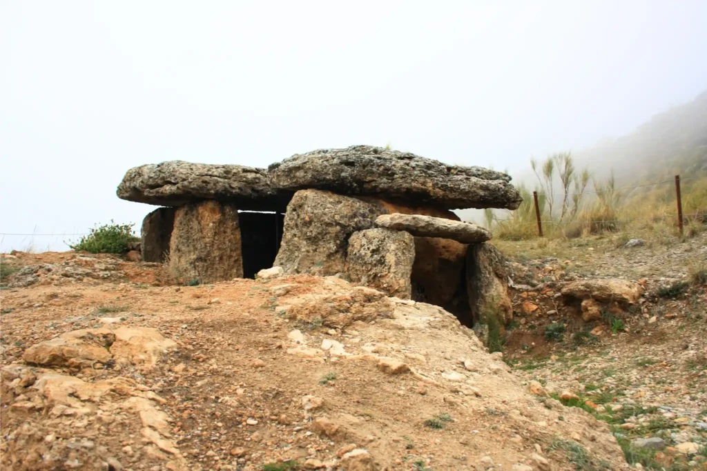 Dolmen prehistórico del Parque Magalítico de Gorafe con vistas al altiplano, una excursión imprescindible desde la Casa Cueva turística Alhama en la Comarca de Guadix, Granada