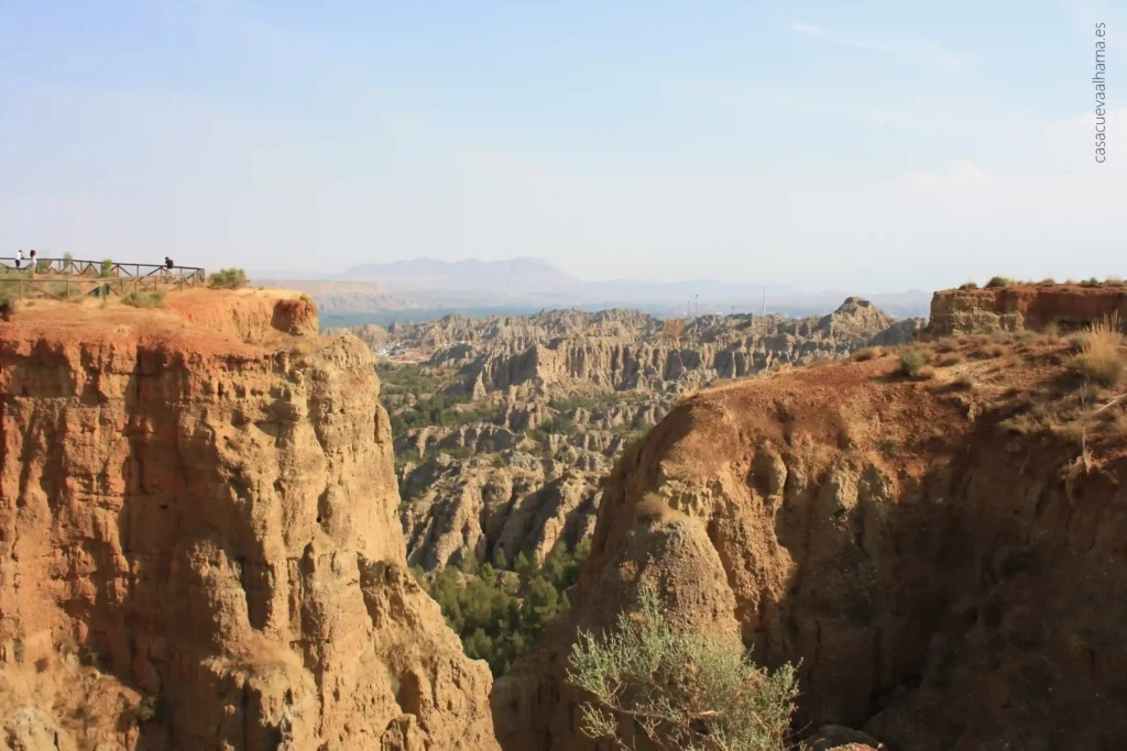 Vistas panorámicas de los badlands desde el Mirador del Fin del Mundo en el Geoparque de Granada, ruta imprescindible para huéspedes alojados en la cueva turística Casa cueva Alhama.