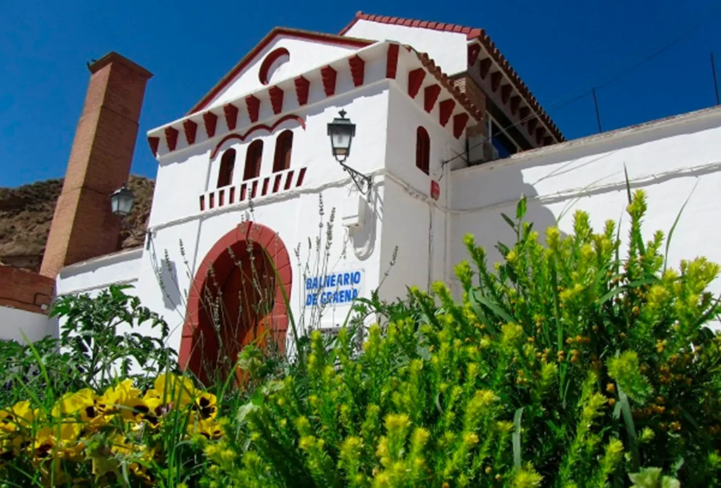 Fachada principal del Balneario de Baños de Graena en la Comarca de Guadix, centro de baños termales a escasos minutos del alojamiento rural Casa Cueva Alhama en Granada