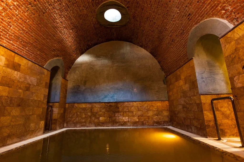 Piscina termal abovedada del Balneario de los Baños de Graena en la Comarca de Guadix, experiencia de salud y relax recomendada para los huéspedes del alojamiento de Casa Cueva Alhama en Granada.